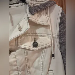 Free‎ People Knit Sleeve & Knit Hood Distressed White Denim Jean Jacket Size XS thumbnail 10