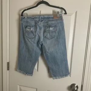 Abercrombie & Fitch Mid Rise Distressed Denim Bermuda Shorts Size 6 / 28 thumbnail 9