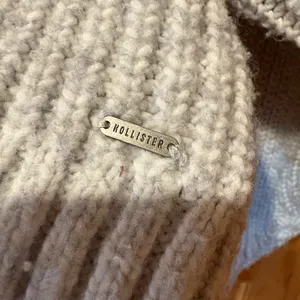 Hollister Light Gray Crew Neck cropped Sweater long sleeve women’s M thumbnail 3