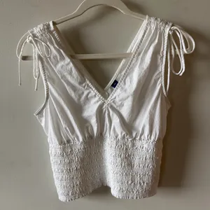Old Navy Sleeveless v-neck tie shoulder smocked blouse thumbnail 1