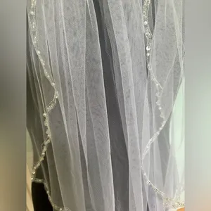 White 30” long wedding bridal veil silver threaded Pearl and clear beaded NWT thumbnail 2