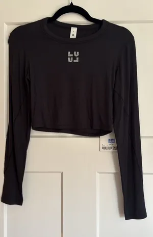 Lululemon Size 6 Hold Tight Long Sleeve in Black thumbnail 4