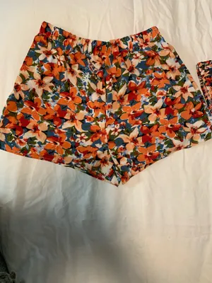 SheIn NWT Floral 2 piece set thumbnail 3