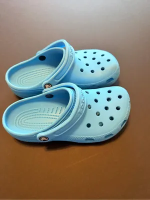 Crocs clogs perforated lightweight blue, unisex, size 7 Women's/ size 5 Men's thumbnail 8