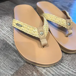 NEW Reef Women’s Tan Sandals With Woven Tops Size 5 thumbnail 2