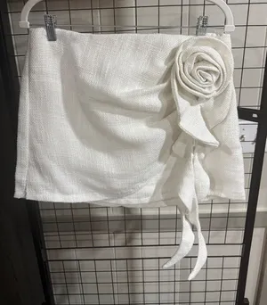 Elegant White Floral Appliqué Mini Skirt thumbnail 1