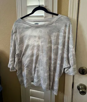 Old Navy camo cropped tshirt thumbnail 1