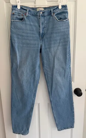 Abercrombie & Fitch The Mom High Rise Jeans Light Wash Size 31 Extra Long thumbnail 1