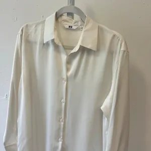 Uniqlo Womens Satin Long Sleeve Button Down Blouse Cream Off White 461887 Small thumbnail 3