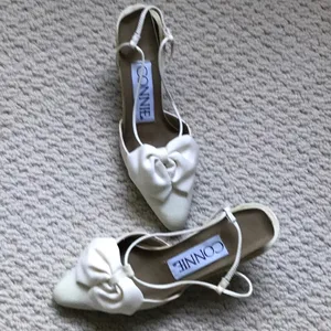 Gorgeous white shoes with bow detail. Mint! 7 1/2. thumbnail 4