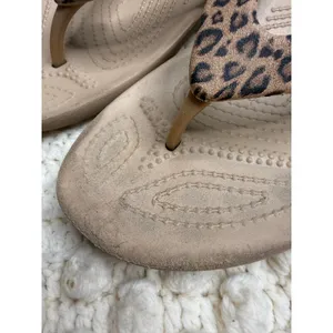 CROCS Women's 9 Kadee II Leopard Print Thong Flip Flop Sandal Shoes Tan thumbnail 4