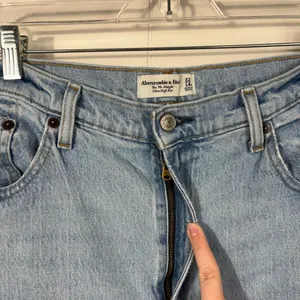 Abercrombie & Fitch The 90s Straight Ultra High Rise Distressed Light Wash Jeans thumbnail 5