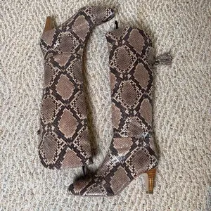 Bandolino Indie Snakeskin Print Knee High Boots Black Brown Tassel Back Zip 6.5M thumbnail 3