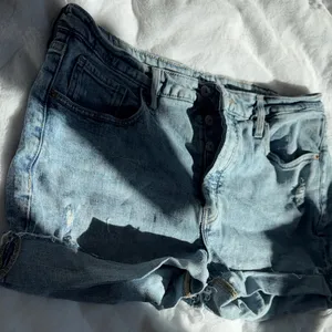 Old Navy OG Straight High Rise Denim Shorts Size 16 Light Wash Distressed thumbnail 3