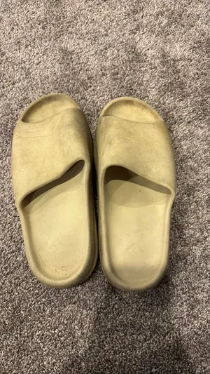 Yeezy Slides thumbnail 2