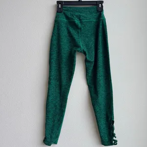 ✨$5/$25 BEYOND YOGA Cropped Low Rise Green Side Lace Up Legging Size XS thumbnail 4