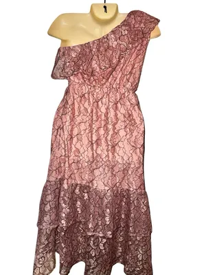 PrettyLittleThing Rose One-Shoulder Lace Midi Dress thumbnail 5
