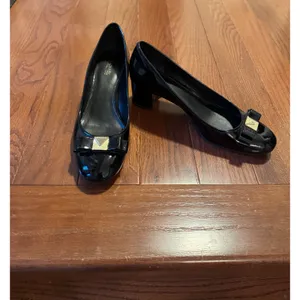 Michael Michael Kors Black Patent Leather Bow Block Heel Pumps Size 8M Gold Logo thumbnail 2