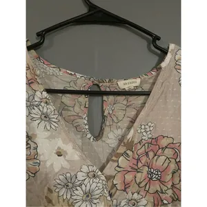 Em Crème Floral Wrap Blouse Size Small Pink thumbnail 5