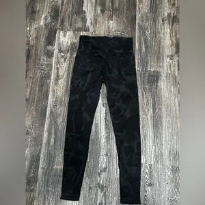 Gymshark camo leggings in size small thumbnail 3