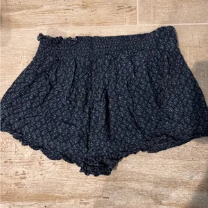American Eagle Blue Flowy Patterned Shorts thumbnail 4