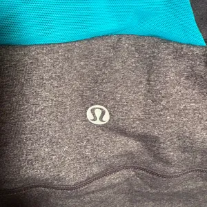 🌟 Lululemon Scoop Neck Racerback Tank with Shelf Bra - Size 6 - Grey/Green 🌟 thumbnail 3
