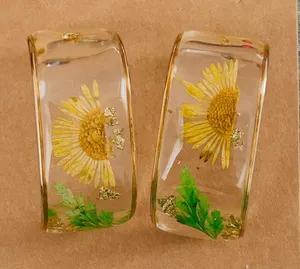 Handmade Resin Pressed Flower Earrings – Yellow Daisy thumbnail 1