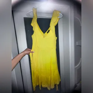Stunning yellow dress size Medium thumbnail 2