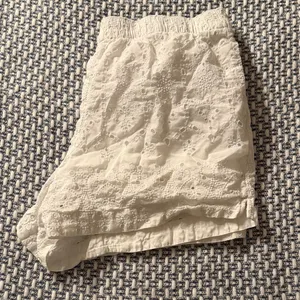 Abercrombie White Eyelet Lace Shorts thumbnail 6