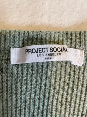 Green T-shirt thumbnail 3