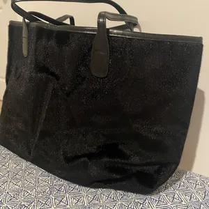 Black HHansbag Tote Aize about 16” x 16”.. thumbnail 3
