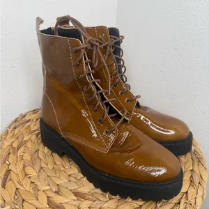 Anthropologie Boot Lace up Moto Patent Camel Brown Leather Ankle Boots thumbnail 2