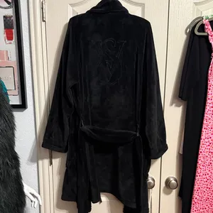 Victoria’s Secret‎ Black Plush Logo Embroidered Short Cozy Bath Robe M/L thumbnail 3