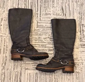UGG women's US size 8 Black leather knee-high Sherling boots S/N 5509 MSRP $299. thumbnail 1