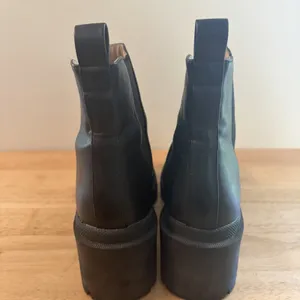 Steve Madden Amulet AMUL01S1‎ Women's Size 7.5 Lug Sole Boots Black Chelsea thumbnail 5