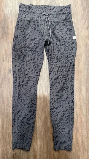 Vuori Womens High Rise Drawstring Performance Leggings Charcoal Splatter Camo‎ thumbnail 1