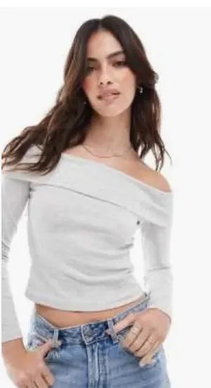Stradivarius Off-The-Shoulder Long Sleeve thumbnail 1