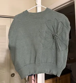 Green short sleeve sweater top Size L thumbnail 1