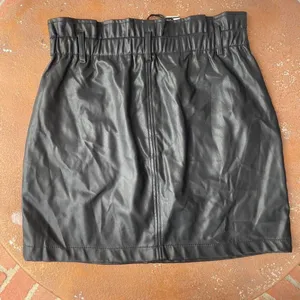 Zara NWT faux leather mini skirt sz Large thumbnail 2