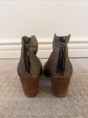 Nordstrom BP Women’s Taupe Leather Block Heel Ankle Boots Fringe Zip Up size 9 thumbnail 3