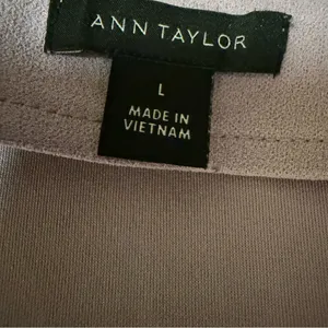 Ann Taylor Light Lilac Pleated V-Neck Top Size Large thumbnail 3