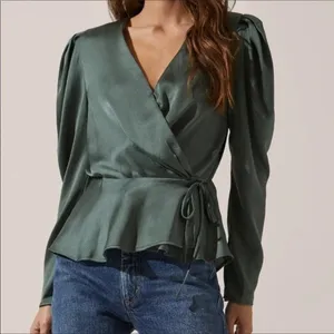 ASTR The Label Forest Green Satin Wrap Front Top Women’s Size XS NWT v6x thumbnail 4