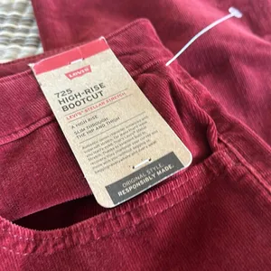NWT LEVI'S 725 High Rise Bootcut Corduroy Jeans Color: Syrah - Red thumbnail 6