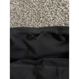 GapFit black athletic leggings feature specialized curved compression seams M thumbnail 9