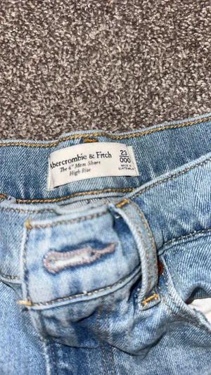 Abercrombie Jeans Short Mom The High-Rise thumbnail 2
