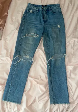 High-waisted blue ripped jeans missguided thumbnail 1