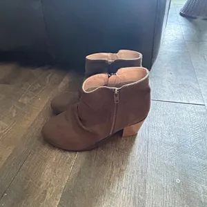 Womens Brown Faux Suede Slouchy Ankle‎ Boots Stacked Block Heel Size 8 thumbnail 2