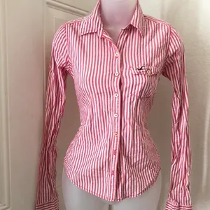 2000s Y2K Hollister Preppy Bloquette Academia Striped Logo Button Up Down Shirt Top Blouse Long Sleeve Pink White Schoolgirl Teacher College Professor University Measurement in pics thumbnail 2