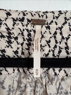 Free People Black and White V-Neck cropped long sleeve shirt Size Medium thumbnail 4