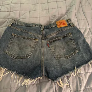 Levi's 501 Women's Denim Shorts Size 33 thumbnail 2